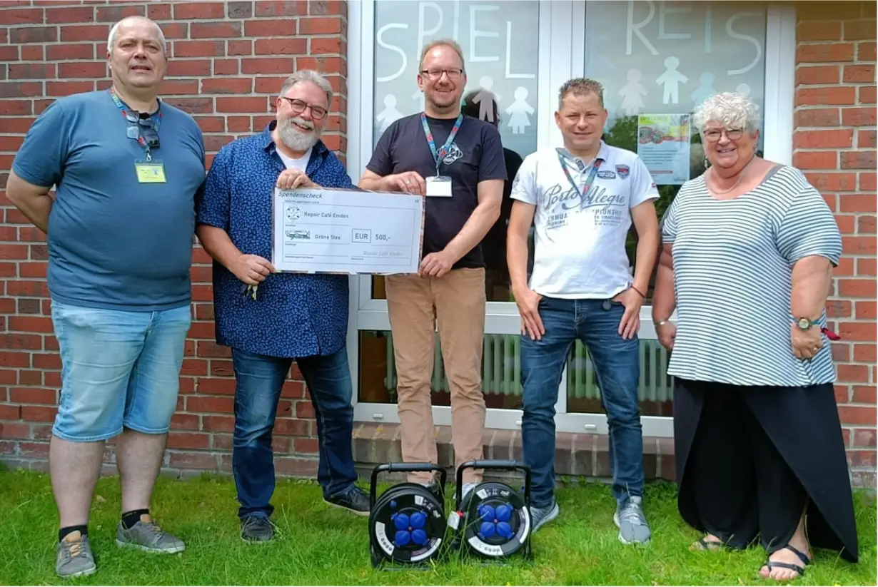 Gruppenbild mit Mitgliedern des Repair Cafés Emden und deren Unterstützer:innen
